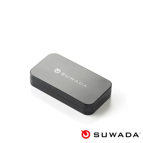 一個印有白色 SUWADA 品牌標誌的黑色長方形金屬收納盒，呈現出簡約質感的設計風格，右下角亦有相同的品牌識別標誌。