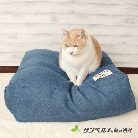 藍色丹寧材質的方形收納袋，上面坐著一隻橘白相間的貓咪，收納袋右側有一個白色標籤，上面印有「Patty Patty Vintage」字樣。