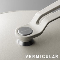 琺瑯鑄鐵鍋 OP2 18cm，鍋蓋提把為米白色，中央嵌有圓形銀色金屬銘牌，刻有「VERMICULAR」字樣，鍋身呈現細膩紋理。