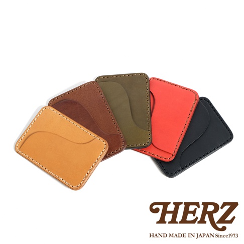 多種顏色皮革名片夾，以扇形排列，由左至右分別為淺棕色、深棕色、軍綠色、紅色及黑色，皆為職人手作。