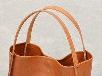 職人手作皮革Organ方形托特包 (G-68) M，棕色皮革，帶有兩個細長的提把，包身呈現柔軟的方形輪廓。