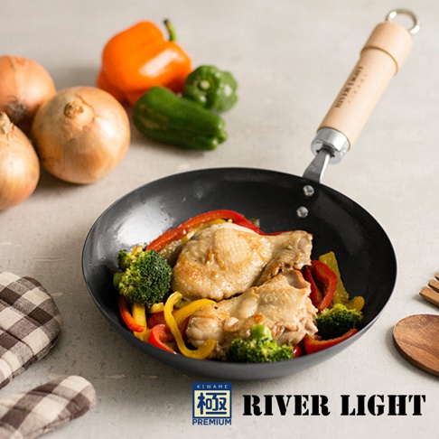 黑色不易生鏽平底鍋，鍋中盛有雞肉、西蘭花、紅黃甜椒，鍋柄為木質，整體呈現烹飪場景。