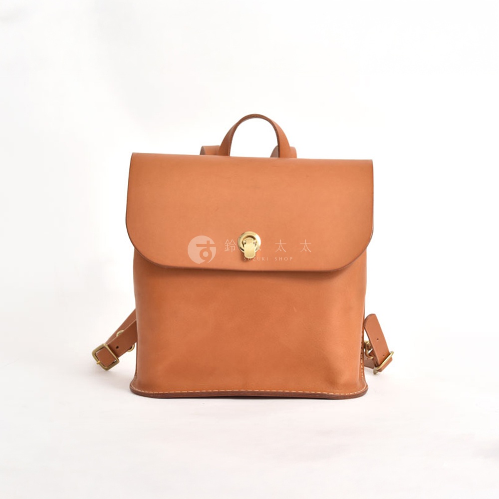 職人手作皮革翻蓋迷你後背包，淺棕色，有金色旋轉鎖扣和可調節的皮革肩帶。