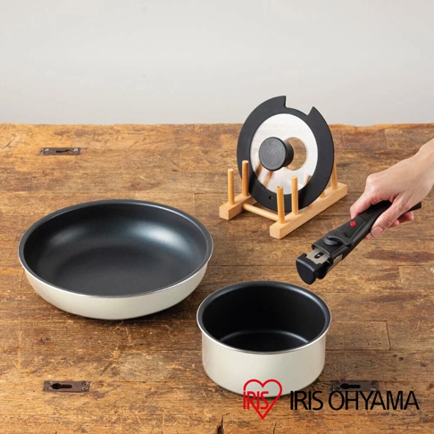 曜石黑鑽石塗層IH不沾鍋具，包含一個平底鍋、一個湯鍋、一個鍋蓋架和一個可拆卸手柄。鍋具呈米白色外觀，內部為黑色不沾塗層。