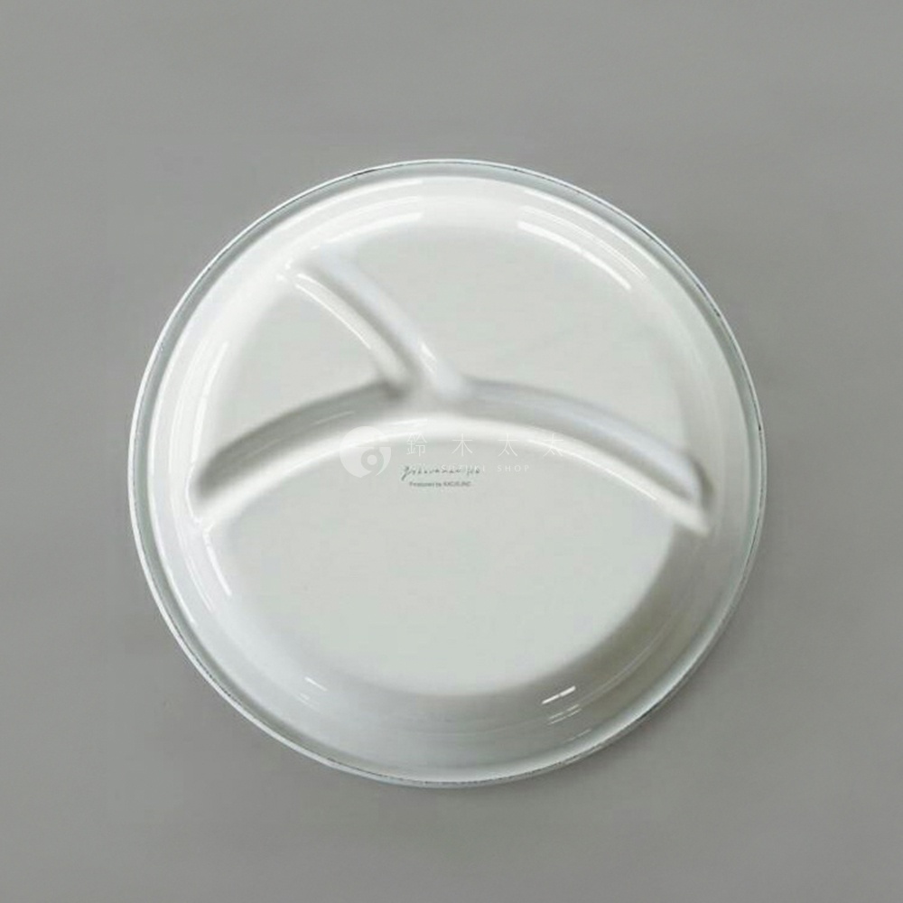 CAT&DOG 琺瑯分隔餐盤 (貓)，圓形白色琺瑯材質，具有三個分隔區，邊緣有細微的金屬色澤。