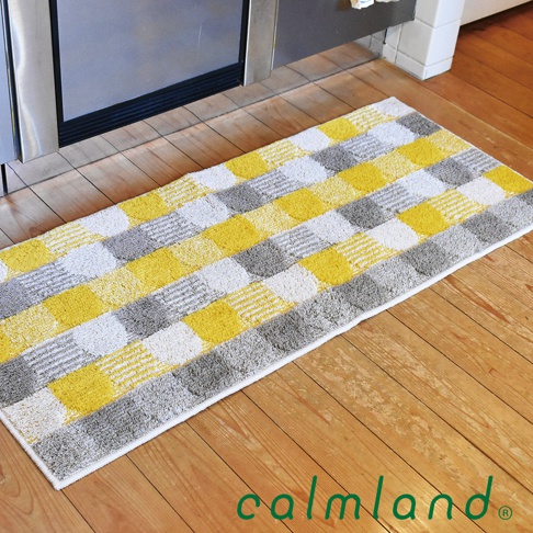 北歐風地墊，採用黃色、白色、灰色格紋圖案，材質為短絨毛，適合居家空間。