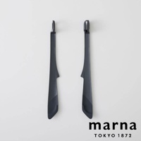 MARNA TOKYO 1872 兩個黑色食物夾，垂直放置於淺色背景上。