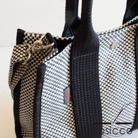 三河木綿刺子織兩用方形托特包，黑白格紋織紋，配有黑色手柄和可拆卸肩帶，銀色金屬扣環。