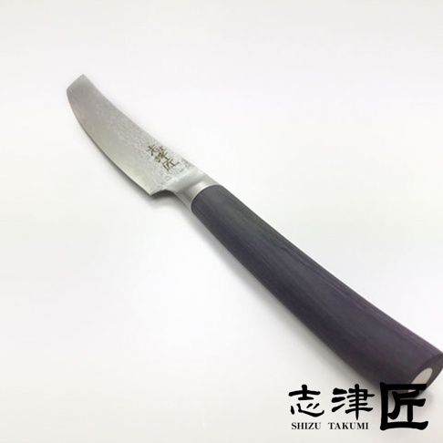 志津匠牛排刀，刀刃有大馬士革紋路，黑色木柄，日本製。