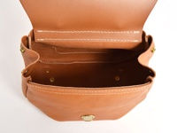 職人手作皮革屋瓦風迷你後背包 (R-6)，展示一個打開的棕褐色皮革迷你後背包，內部有兩排縫線，外部有黃銅鉚釘和扣環，整體呈現自然皮革質感。