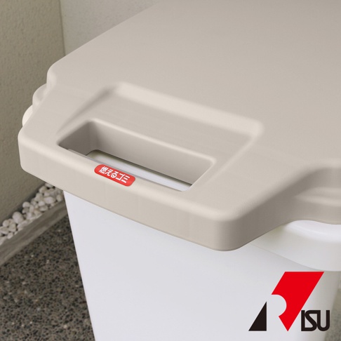 淺卡其色掀蓋式垃圾桶，附有方便的提把和紅底白字的日文「燃えるゴミ」標籤，垃圾桶主體為白色。