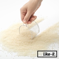 like-it 品牌標誌與散落的米粒