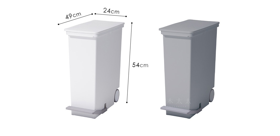 白色與灰色直立型腳踏式分類垃圾桶，塑膠材質，尺寸標示為高 54 公分，寬 24 公分，深 49 公分，底部有腳踏板和輪子。
