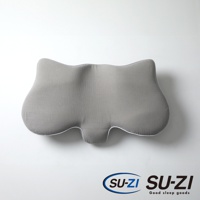 灰色純棉側睡止鼾枕，擁有獨特曲線設計，邊緣有白色滾邊，枕套表面有細緻紋理。