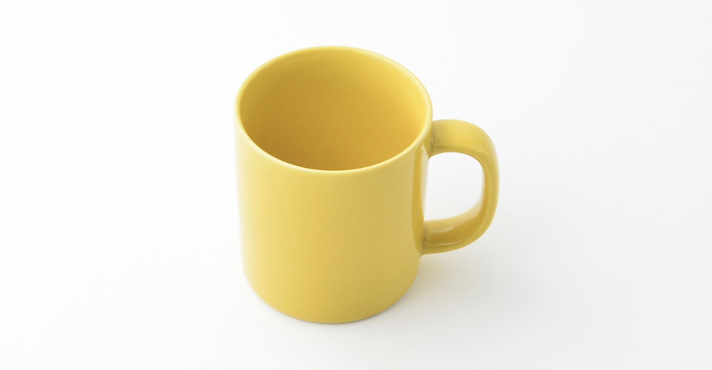 一個亮黃色的陶瓷馬克杯，具有簡潔的圓柱形設計和弧形把手。