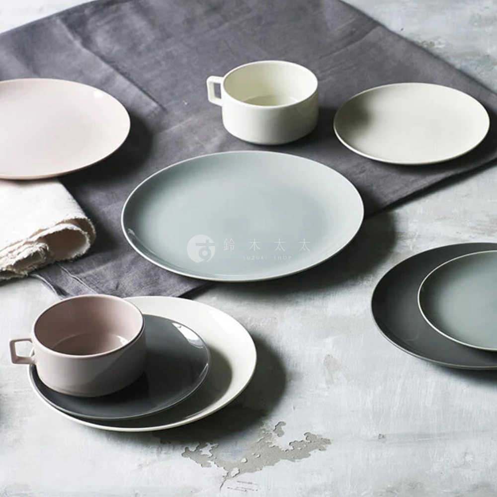 Aito美濃燒簡約素雅質感圓餐盤6入組，搭配同色系杯盤組，整體擺設呈現溫馨簡潔的用餐氛圍