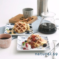 cocomarine × Janke 方形餐盤，盤面印有藍色小魚圖案，盛有格子鬆餅、奶油、藍莓、覆盆子和水果。