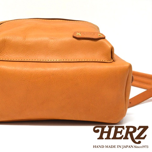 職人手作皮革休閒風後背包，呈現天然皮革的溫潤質感，側邊細節與精緻縫線展現職人手工藝，色澤溫暖，適合日常穿搭。