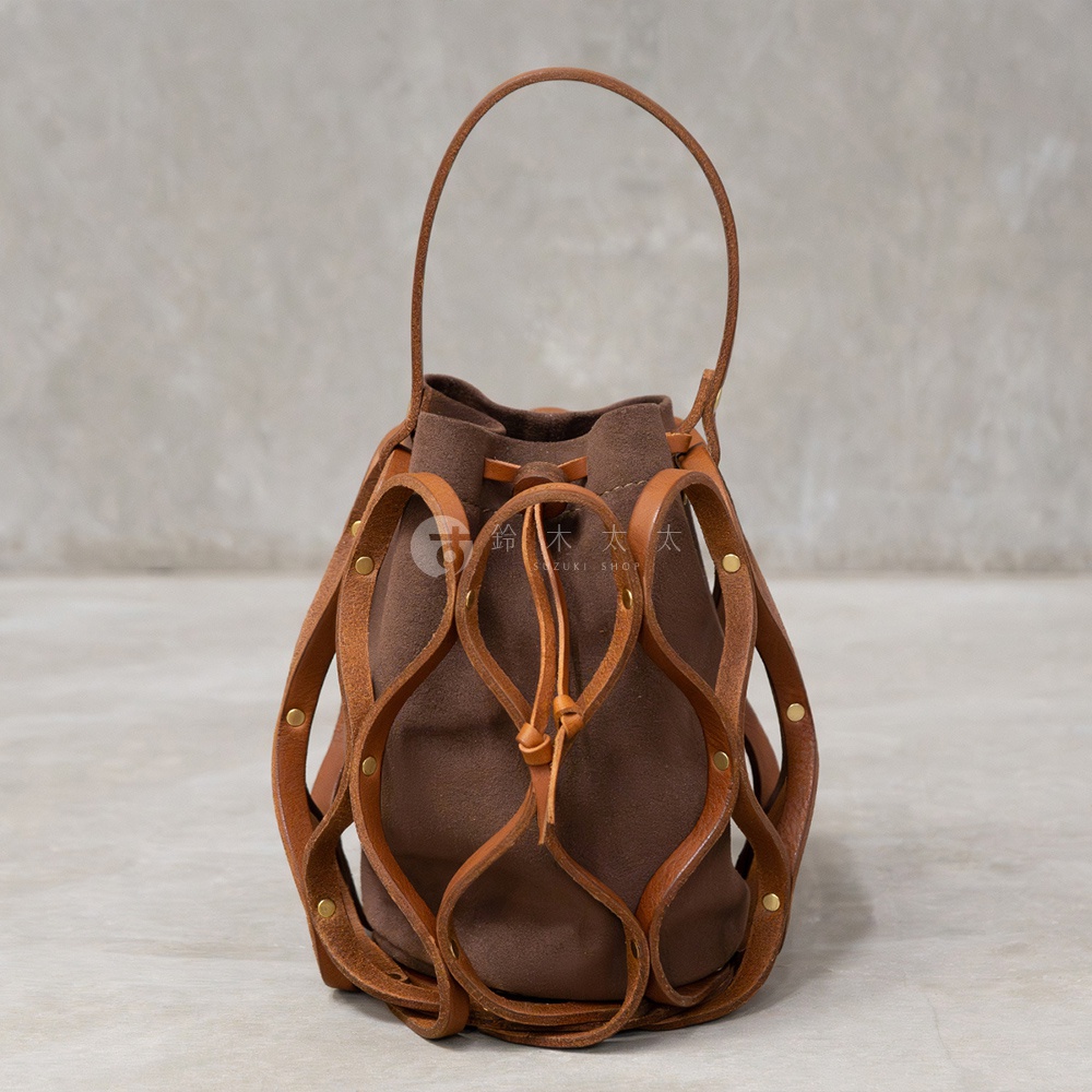 日本HERZ職人手作皮革Organ編織水桶包 G-98，棕色皮革與咖啡色絨面內袋，精緻的編織設計，簡約提把，適合日常攜帶