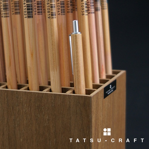 木質筆筒，內有25格，整齊收納多支淺木色鉛筆，其中一支金屬夾筆露出。