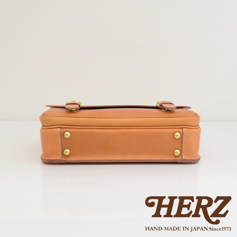 職人手作皮革極簡風三用商務公事包 BC-73，卡其色，以真皮革製成，包身結構紮實，配有金屬釦環與鉚釘裝飾。