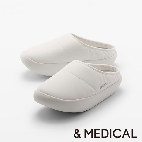 & MEDICAL 品牌白色無後跟拖鞋，一雙疊放，其中一雙的鞋面上印有 & MEDICAL 標誌
