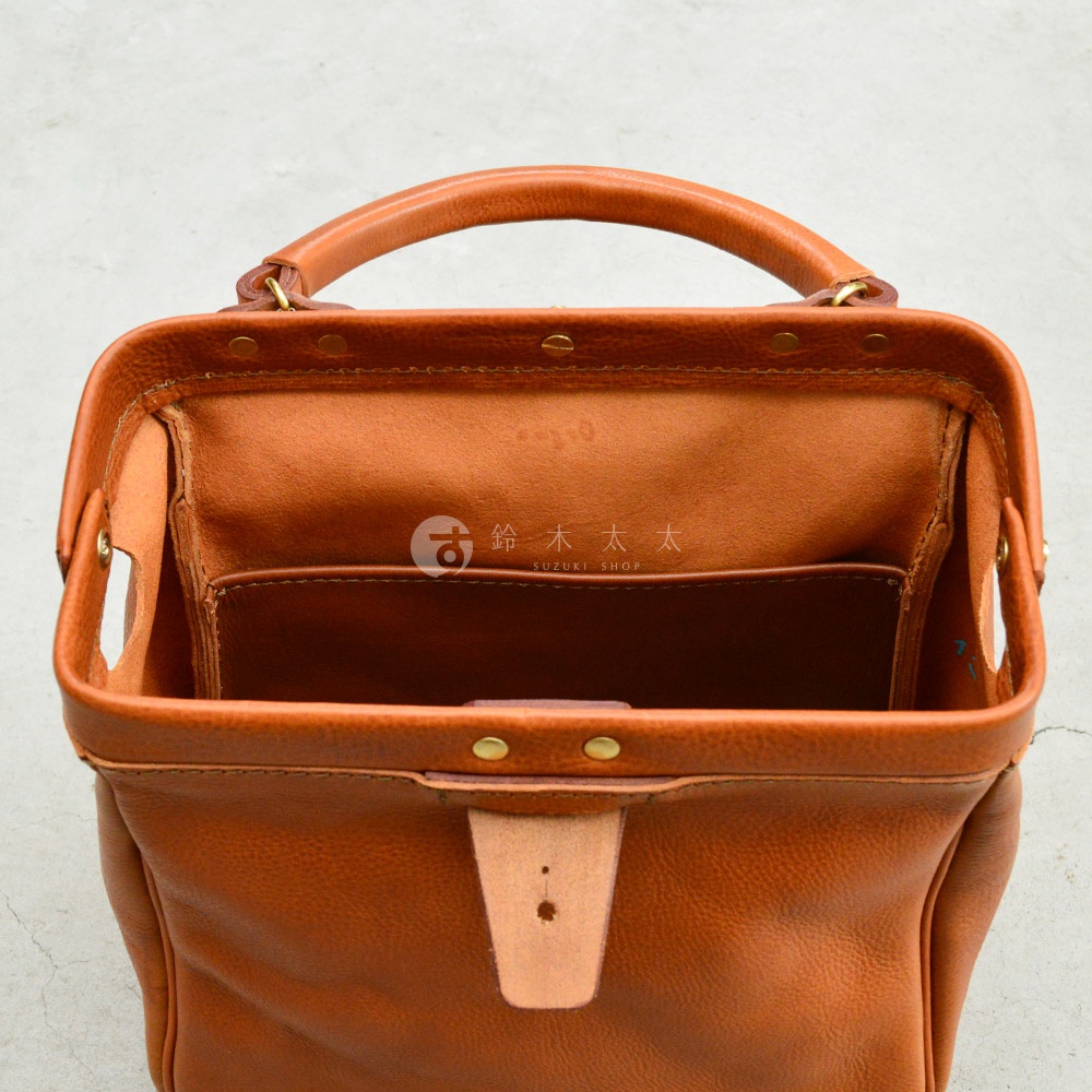 職人手作皮革Organ方形口金托特包，呈現天然皮革的棕色調，包身結構方正，帶有提把和內部隔層。