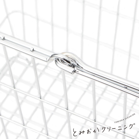 金屬網格收納籃，銀色不鏽鋼材質，帶有一個可彎曲的金屬手把。