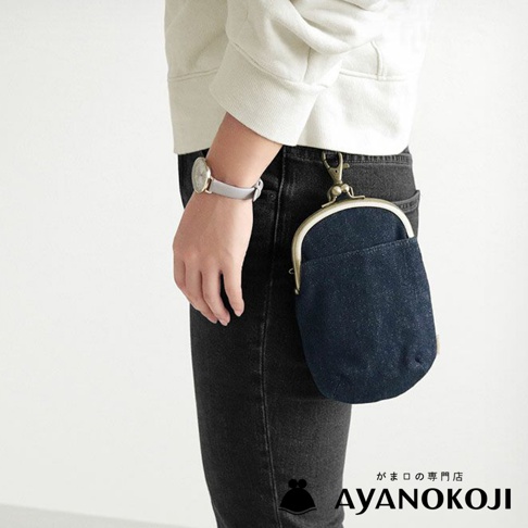 京都職人手作純棉帆布腰掛口金包，腰間佩戴著深藍色斜紋布製成的口金包，搭配灰色錶帶手錶