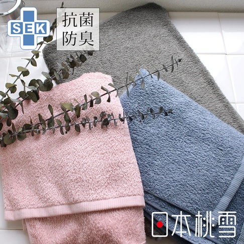 SEK抗菌防臭運動大毛巾，展示粉紅色、灰色和藍色三款，材質為柔軟吸水的毛巾布，上面裝飾有乾燥的尤加利葉。