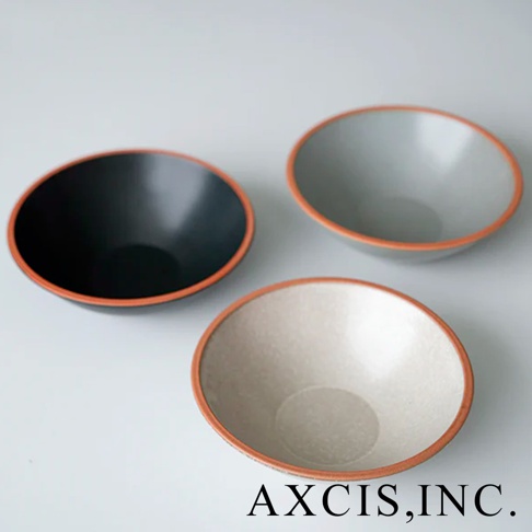 PURE 素燒百搭陶瓷沙拉碗，共三色：黑色、灰色、米白色。碗身為陶瓷材質，邊緣帶有焦糖色滾邊。