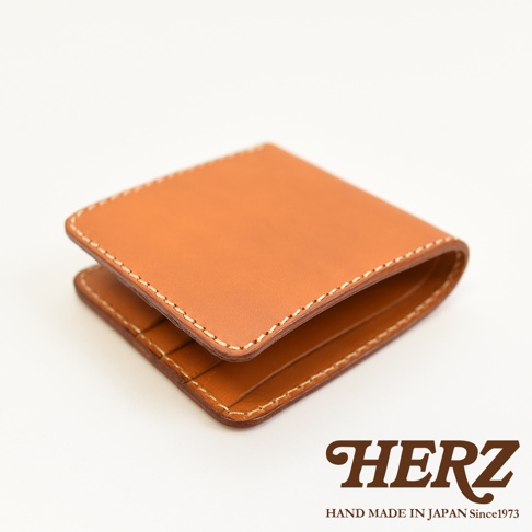 棕色皮革二折橫式短夾，帶有白色縫線，可容納卡片和紙鈔。