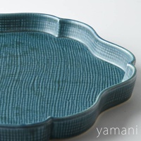 青色美濃燒花型甜點盤，盤面帶有細膩的直線紋理，邊緣為波浪狀，材質為陶瓷。