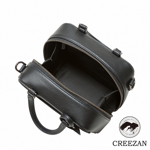 JETTER 迷你箱型包 CJTF-038，黑色荔枝紋皮革，頂部拉鍊開合，配有短提把和可拆卸肩帶。