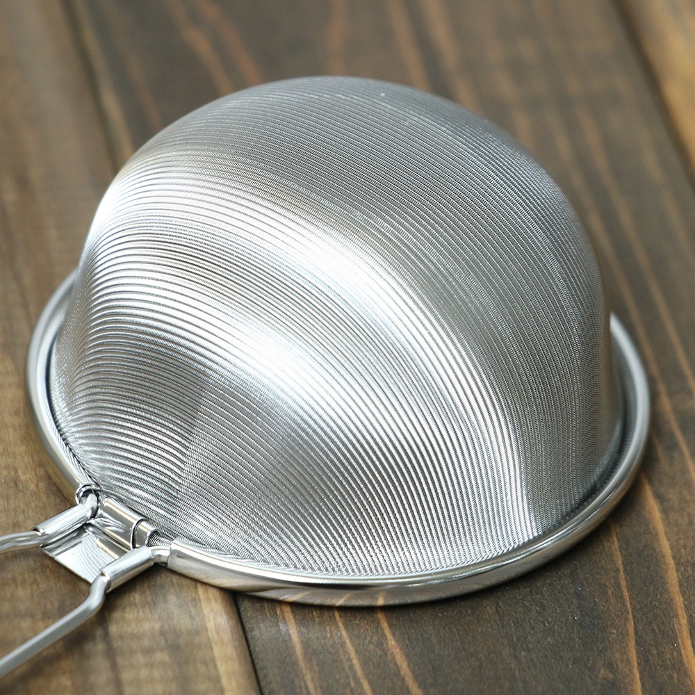 不鏽鋼超細目濾茶器，銀色，帶有兩個連接點和手柄，置於木製背景上。