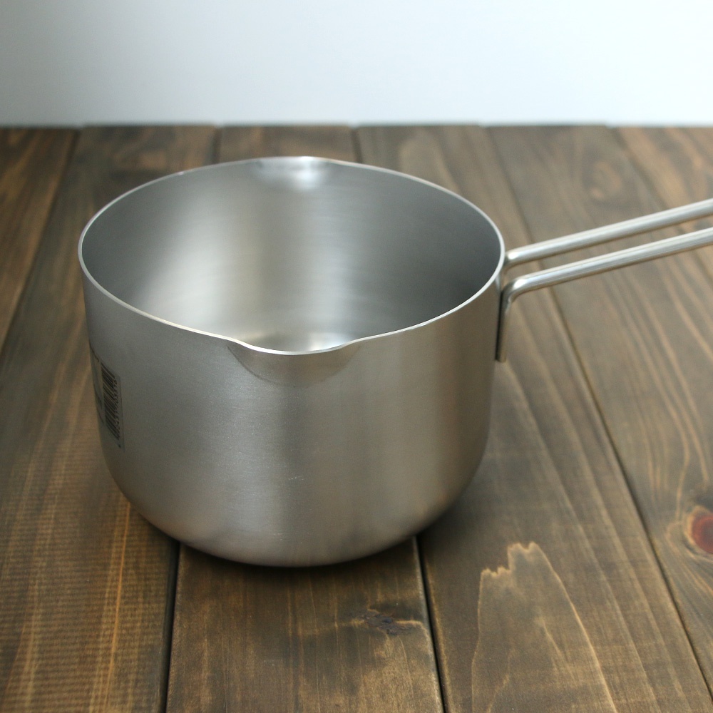 14公分不鏽鋼雙口牛奶鍋，銀色，圓形鍋身，設有雙邊傾倒口及兩根細長手柄。