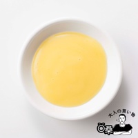 裝有黃色廣島檸檬蛋黃醬的白色陶瓷碗，蛋黃醬表面光滑，有少量氣泡。