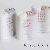 三組輕柔便攜萬用紗布巾，每組包含兩條，分別為淺灰、白色與淺褐、米白、以及米色與淺綠色。紗布巾以捲狀呈現，置於白色紙盒包裝中。