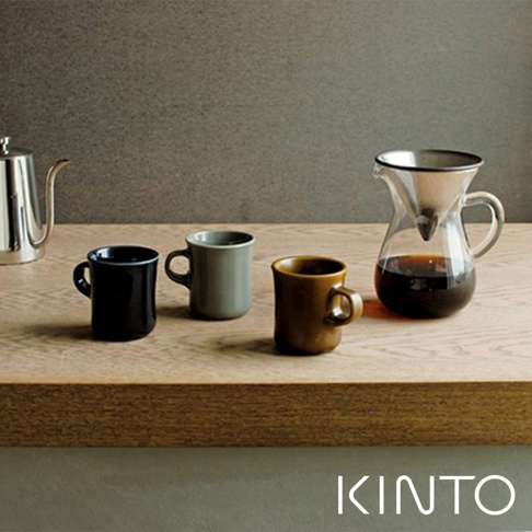 SCS馬克杯，有黑色、灰色和芥末黃色三款，陶瓷材質，簡潔設計，搭配玻璃咖啡分享壺和不鏽鋼濾網。