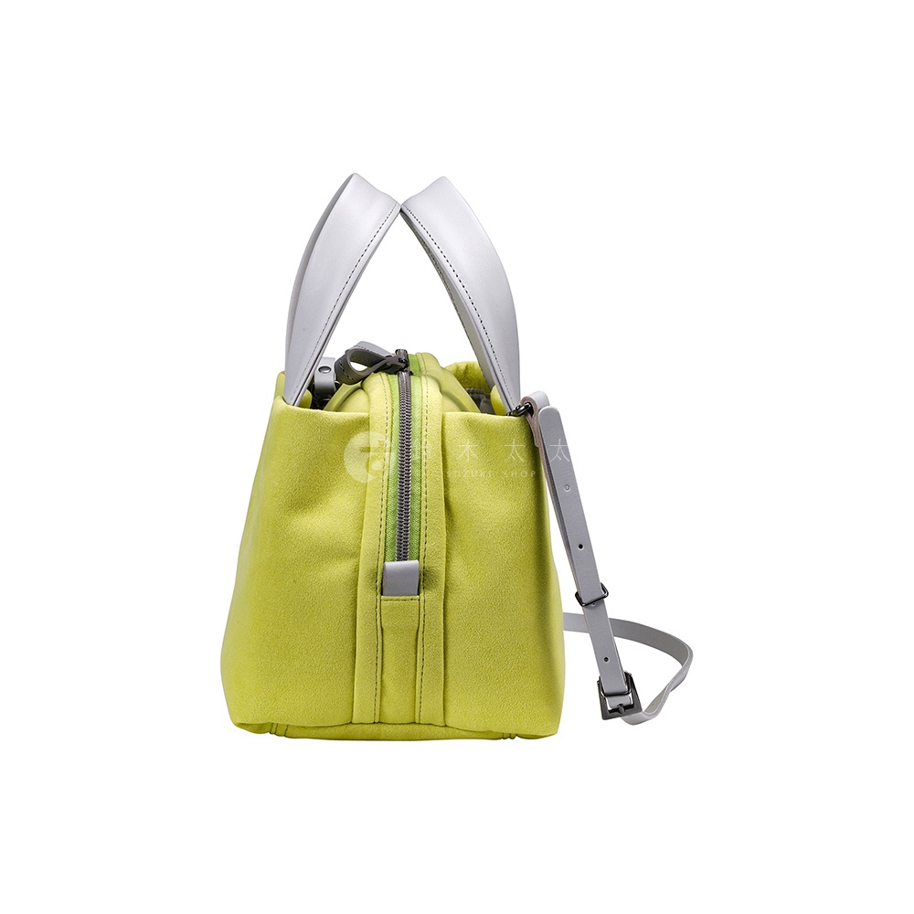 TUTUMU Suede tre tote 方形兩用托特包，淺綠色麂皮材質，搭配灰色皮革提把與斜背帶，側面拉鍊設計。