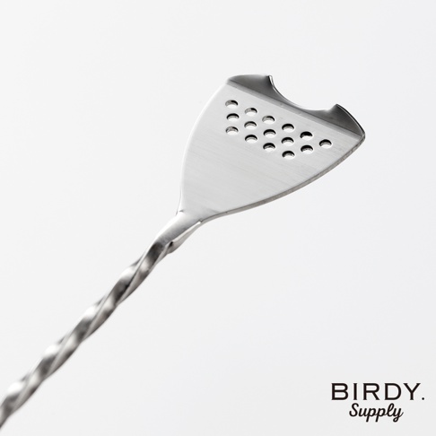 長柄不鏽鋼調酒攪拌匙，頂端為扁平設計，帶有圓形孔洞，另一端為螺旋紋理，整體呈現銀色金屬光澤。