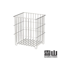 復古風304不鏽鋼置物收納籃，小款，銀色，網格設計，有兩個橫向支架，底部有四個腳。