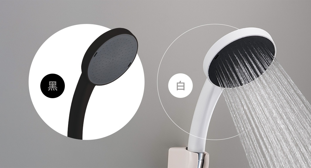 展示黑色與白色兩款超大花灑淋浴蓮蓬頭，黑色蓮蓬頭部分置於黑色圓形標示內，白色蓮蓬頭正噴灑出水流。
