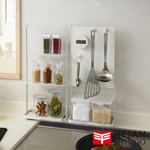 此圖片展示了一個桌上型磁吸廚房收納架，上面擺放著各式調味品罐、鍋鏟、湯勺和計時器。