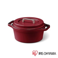 COTOCO 萬用無水調理鍋 24cm，呈現深紅色，鍋身與鍋蓋皆為圓潤造型，帶有兩個實用提把，鍋蓋中央設有銀色提把，整體為金屬材質。