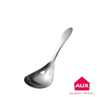 銀色金屬濾水菜匙，匙面帶有三個長方形濾水孔，手柄光滑。