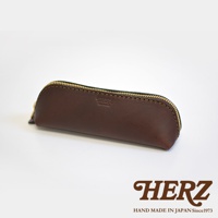 職人手作皮革三角收納筆袋 KP-26，深棕色，採用真皮材質，搭配金色拉鍊。