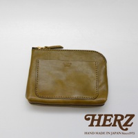 橄欖綠皮革小物收納包，表面有壓印品牌標誌，前袋邊緣以縫線裝飾，拉鍊為金色。