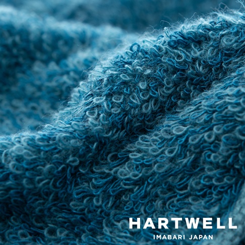 CUOL 今治柔彈低摩擦美髮毛巾，材質為柔軟絨毛，細緻紋理，顏色為漸層藍色。