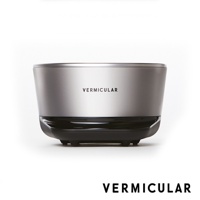 日本 Vermicular 灰色 IH 琺瑯鑄鐵鍋，圓潤的鍋身搭配黑色底座，鍋蓋與鍋身之間有細緻的銀色金屬飾條。